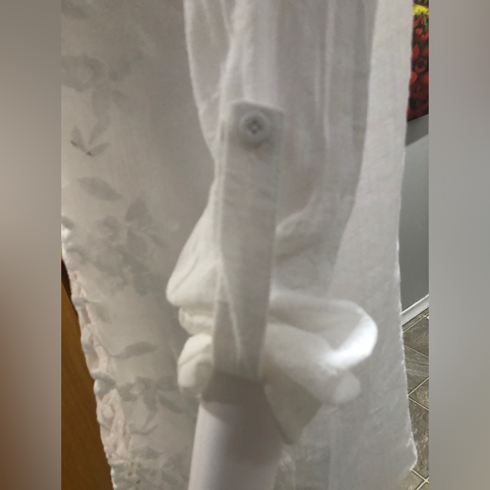 Elegant White Floral Embroidered Women's Top - Picture 4 of 13